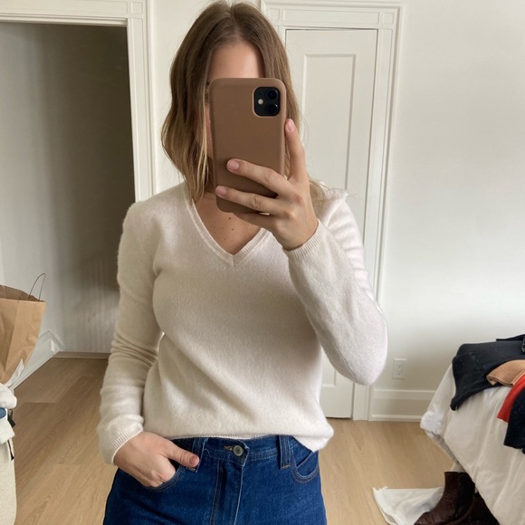 Lord & Taylor Cashmere V-neck Sweater - Picture 2 of 3